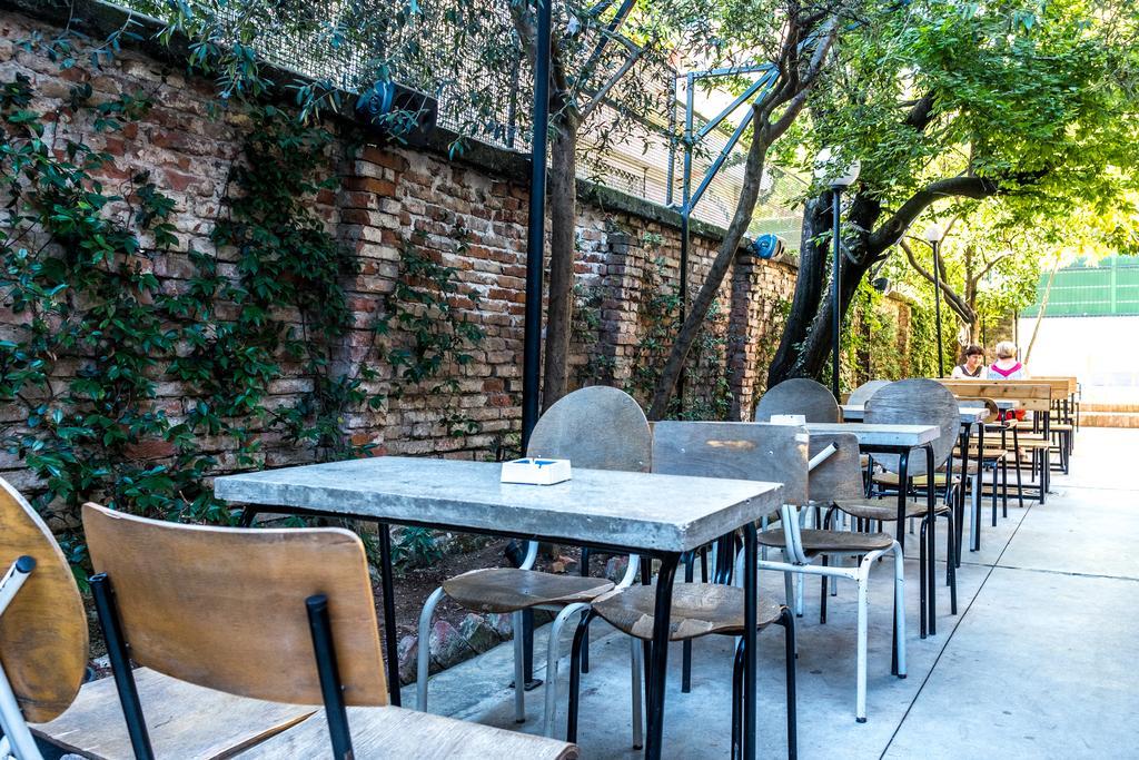 Destil Hostel Tirana Exterior photo