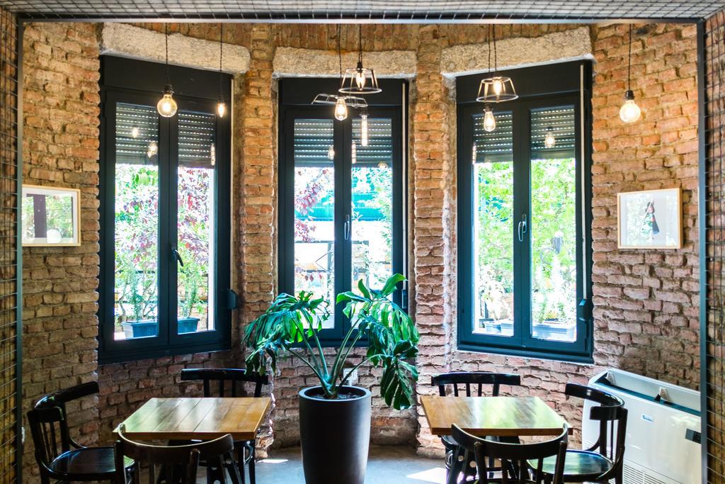 Destil Hostel Tirana Exterior photo
